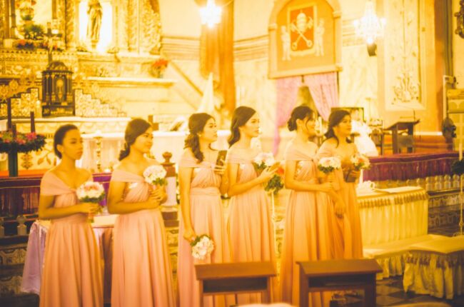 在菲律宾结婚可以不去教堂吗，办理结婚证的时候需要本人到场吗？